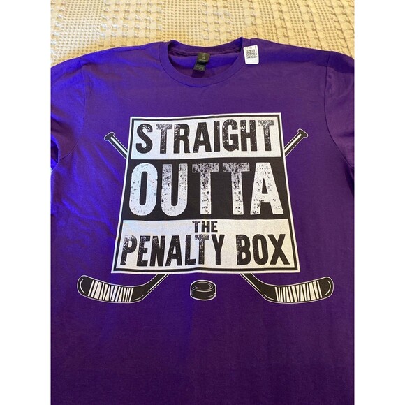 Gildan Hockey T Shirt NEW  Purple  Men’s Medium “Straight Outta The Penalty Box” - Picture 2 of 7